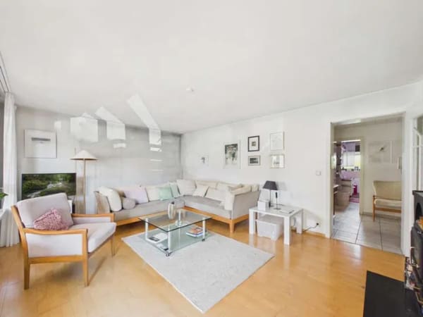 Immobilie in Kirchheim am Neckar - Helle Hochparterre-Wohnung mit Balkon & idyllischem Garten in ruhiger Lage - Bild 1