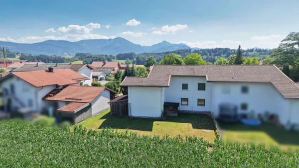 Immobilie in Vachendorf - Beliebte Wohnlage Vachendorfs - Doppelhaushälfte mit 165m² Wfl. und 585m² Grundstück - Bild 0