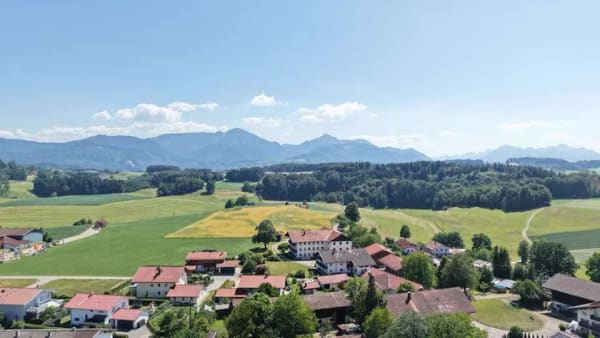 Immobilie in Vachendorf - Beliebte Wohnlage Vachendorfs - Doppelhaushälfte mit 165m² Wfl. und 585m² Grundstück - Bild 1