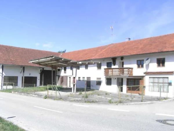 Immobilie in Reisbach - Historisches kleines Anwesen - ehemaliges Wohnhaus mit Schmiede, Tankstelle und Nebengebäuden - Bild 0