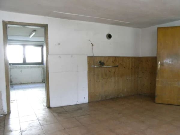 Immobilie in Reisbach - Historisches kleines Anwesen - ehemaliges Wohnhaus mit Schmiede, Tankstelle und Nebengebäuden - Bild 2