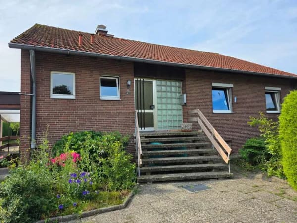 Immobilie in Remlingen-Semmenstedt - Einfamilienhaus mit Doppelgarage in ruhiger Feldrandlage - Bild 0