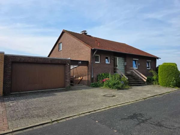 Immobilie in Remlingen-Semmenstedt - Einfamilienhaus mit Doppelgarage in ruhiger Feldrandlage - Bild 1