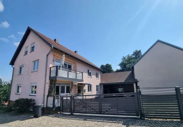 Immobilie in Rattelsdorf - Charmantes Einfamilienhaus mit zwei Wohneinheiten, großem Hof, Scheune und Grünfläche! - Bild 0