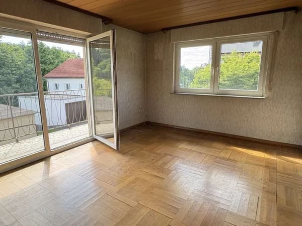 Immobilie in Rechberghausen - Vielseitig nutzbares Zweifamilienhaus mit Garten und zwei Garagen - Bild 1