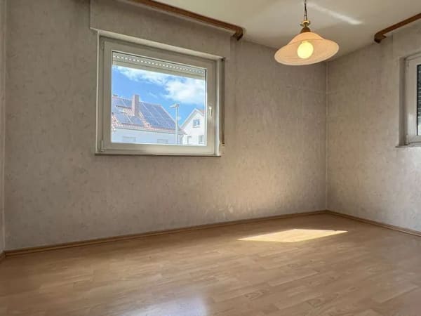 Immobilie in Rechberghausen - Vielseitig nutzbares Zweifamilienhaus mit Garten und zwei Garagen - Bild 3