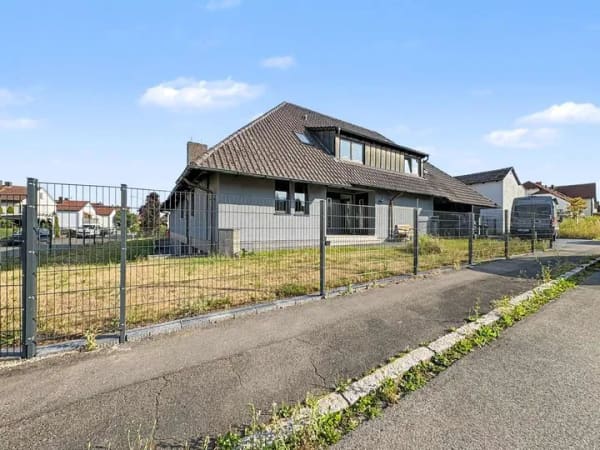 Immobilie in Auerbach in der Oberpfalz - Großzügiges Einfamilienhaus mit Einliegerwohnung, Pool und moderner Energietechnik in Auerbach - Bild 0
