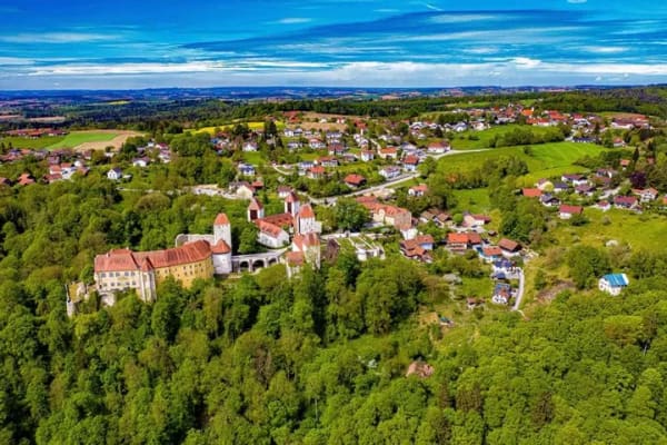 Immobilie in Neuburg am Inn - Gemeinde Neuburg am Inn: 4-Zimmer-Neubau-Maisonette-ETW, Erstbezug Juli 2027 – nur 3.827,- €/m² - Bild 0