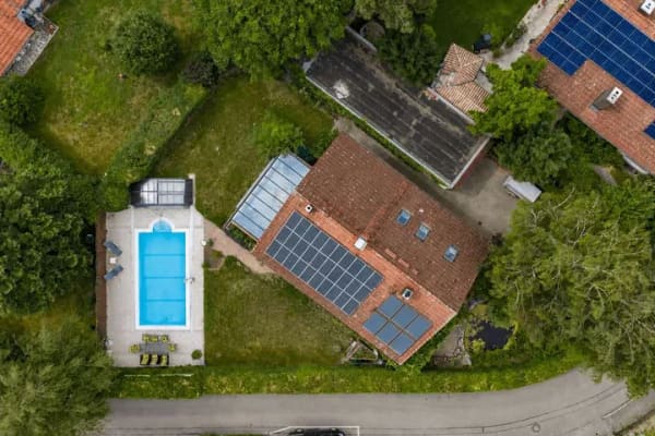 Immobilie in Langenpreising - Großzügiges Einfamilienhaus mit Einliegerwohnung, Wellnessbereich, Pool und traumhaftem Garten - Bild 0
