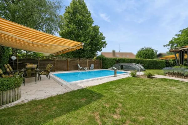 Immobilie in Langenpreising - Großzügiges Einfamilienhaus mit Einliegerwohnung, Wellnessbereich, Pool und traumhaftem Garten - Bild 1