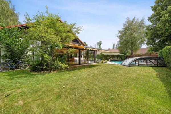 Immobilie in Langenpreising - Großzügiges Einfamilienhaus mit Einliegerwohnung, Wellnessbereich, Pool und traumhaftem Garten - Bild 2