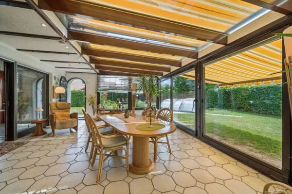 Immobilie in Langenpreising - Großzügiges Einfamilienhaus mit Einliegerwohnung, Wellnessbereich, Pool und traumhaftem Garten - Bild 3