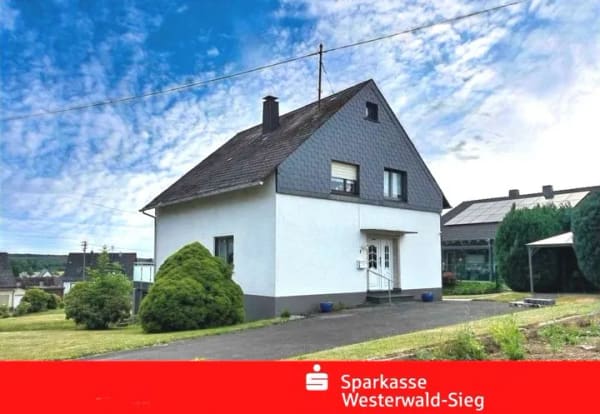 Immobilie in Nauroth - Gepflegtes Einfamilienhaus mit Garage, Balkon und großem Garten - Bild 0