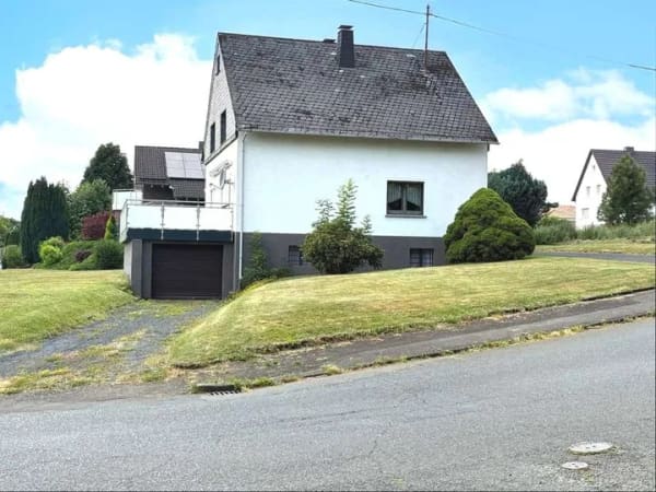 Immobilie in Nauroth - Gepflegtes Einfamilienhaus mit Garage, Balkon und großem Garten - Bild 1