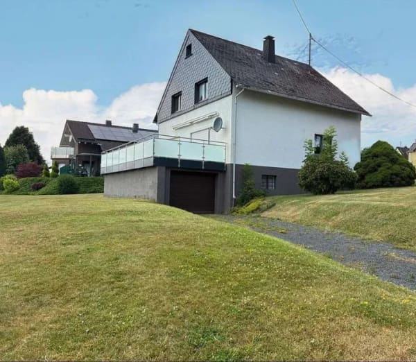 Immobilie in Nauroth - Gepflegtes Einfamilienhaus mit Garage, Balkon und großem Garten - Bild 2