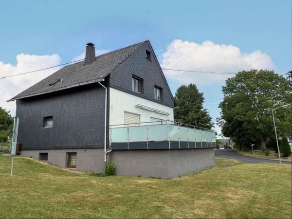 Immobilie in Nauroth - Gepflegtes Einfamilienhaus mit Garage, Balkon und großem Garten - Bild 3
