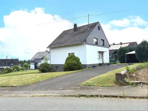 Immobilie in Nauroth - Gepflegtes Einfamilienhaus mit Garage, Balkon und großem Garten - Bild 4