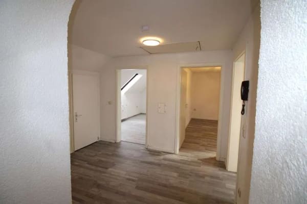 Immobilie in Herrieden - Charmante 3-Zimmer-Dachgeschosswohnung mit Gartenterrasse - Bild 2
