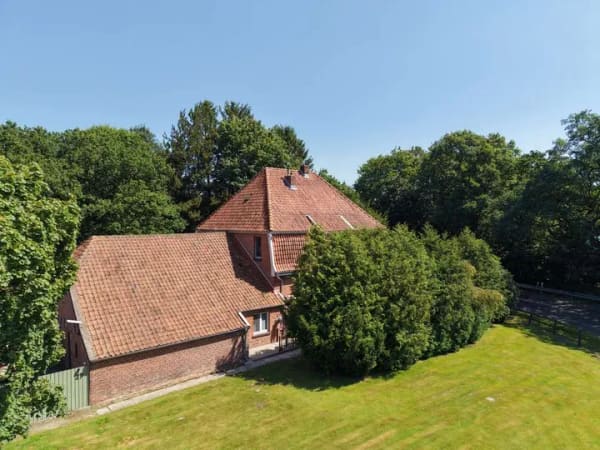 Immobilie in Westoverledingen - Ländliche gelegenes Wohnhaus mit zwei vermieteten WE, großem Grundstück und Scheune! - Bild 0