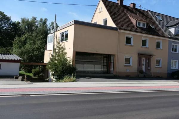 Immobilie in Hilchenbach - Doppelhaushälfte für die Großfamilie mit Ladenlokal - Bild 0