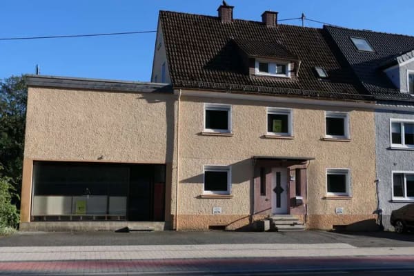 Immobilie in Hilchenbach - Doppelhaushälfte für die Großfamilie mit Ladenlokal - Bild 1