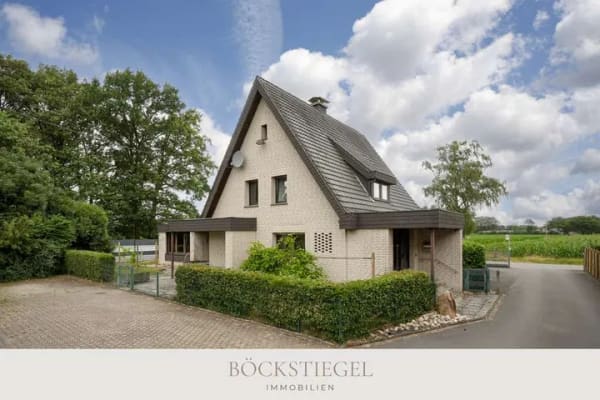 Immobilie in Versmold - Freistehendes Einfamilienhaus mit Potenzial & tollem Weitblick in Versmold - Bild 0