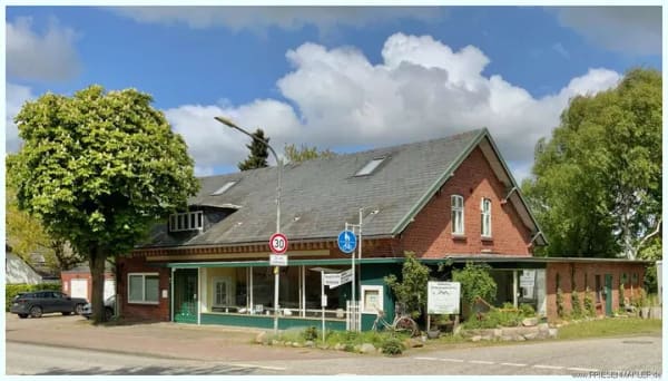 Immobilie in Hattstedt - Vielseitig nutzbares Wohn- und Geschäftshaus mit Ladenlokal und Wohnungen an der Bundesstrasse ! - Bild 0