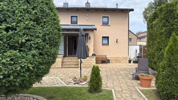 Immobilie in Sangerhausen - Liebevoll gepflegtes Fachwerkhaus mit Gartenidylle und überdachter Terrasse - Bild 0