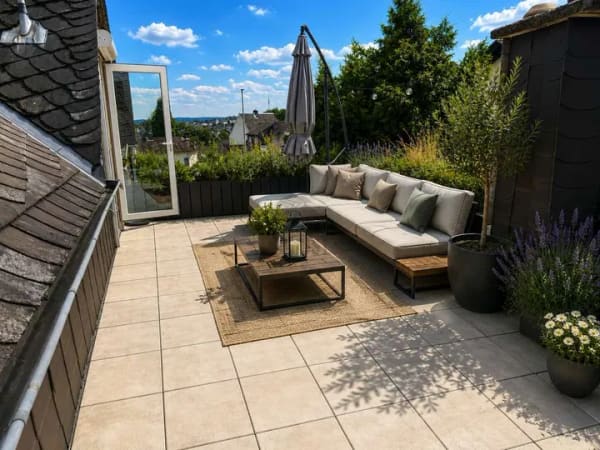 Immobilie in Elz - FACHWERKCHARME TRIFFT MODERNE – EXKLUSIVE DACHTERRASSE, KAMIN UND GARTEN MIT VIEL PRIVATSPHÄRE - Bild 1
