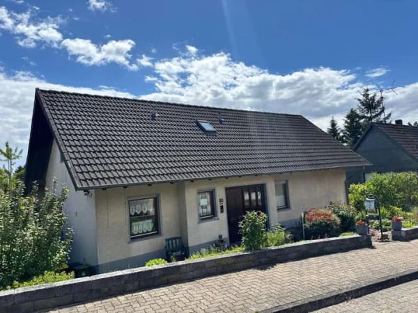Immobilie in Elze - Großzügiges Einfamilienhaus mit Einliegerwohnung Garten & Blick - Bild 0