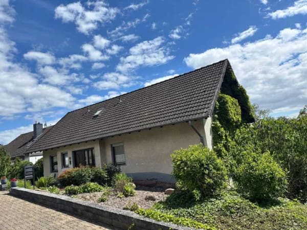 Immobilie in Elze - Großzügiges Einfamilienhaus mit Einliegerwohnung Garten & Blick - Bild 1