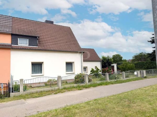 Immobilie in Senftenberg - Zentrumsnah wohnen mit Potenzial – Doppelhaushälfte in Senftenberg - Bild 1