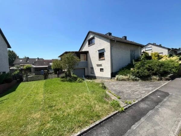 Immobilie in Schwalmstadt - Familienfreundliches Haus mit viel Platz! Viele Wege fußläufig zu erreichen! - Bild 1