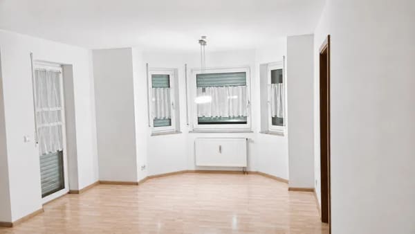 Immobilie in Kenzingen - Attraktive 3-Zimmer-Eigentumswohnung in Kenzingen: Ruhige Lage, Erker, Eckbalkon & TG-Stellplatz - Bild 1