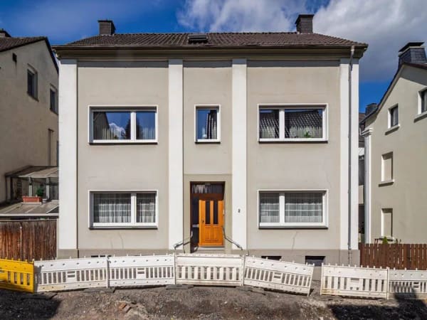 Immobilie in Arnsberg - Großzügiges Einfamilienhaus/ Zweifamilienhaus mit Doppelgarage in bester Innenstadtlage von Neheim! - Bild 0