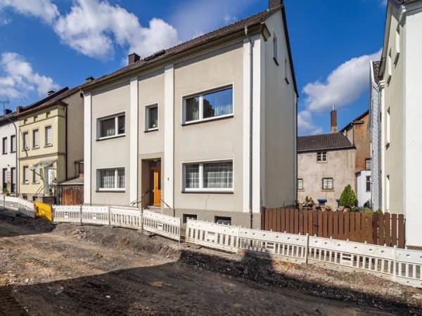 Immobilie in Arnsberg - Großzügiges Einfamilienhaus/ Zweifamilienhaus mit Doppelgarage in bester Innenstadtlage von Neheim! - Bild 1