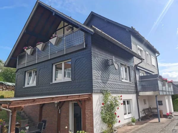 Immobilie in Erndtebrück - Einziehen, zurücklehnen, Sonne genießen - Südlich ausgerichteter Balkon inklusive - Bild 2