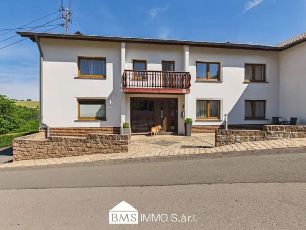 Immobilie in Utscheid - Utscheid: Großzügiges Haus mit Nebengebäuden und Baugrundstück in sonniger Ortsrandlage ! - Bild 1