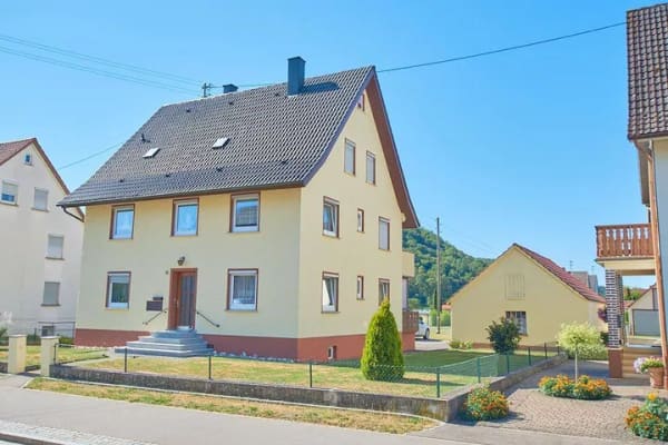 Immobilie in Schelklingen - Zweifamilienhaus mit großem Grundstück in Schmiechen - Bild 0
