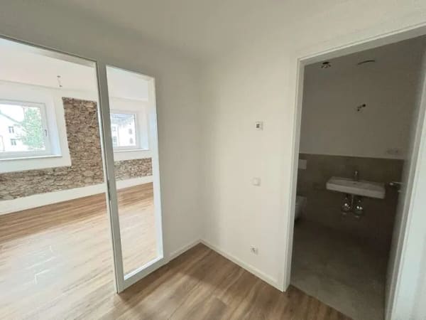 Immobilie in Halfing - Erstbezug! 4-Zimmer-Wohnung mit Dachterrasse und zwei Stellplätzen im Zentrum von Halfing - Bild 2