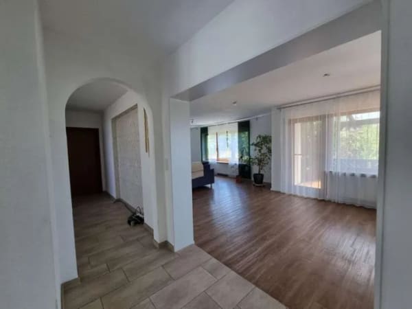 Immobilie in Colmberg - Modernisiertes Einfamilienhaus mit großem Grundstück, Doppelgarage und Burgblick... - Bild 2