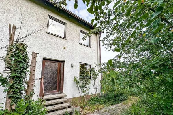 Immobilie in Poxdorf - Doppelhaushälfte mit Balkon, Garten und umfassendem Modernisierungsbedarf - Bild 0