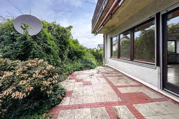Immobilie in Poxdorf - Doppelhaushälfte mit Balkon, Garten und umfassendem Modernisierungsbedarf - Bild 1