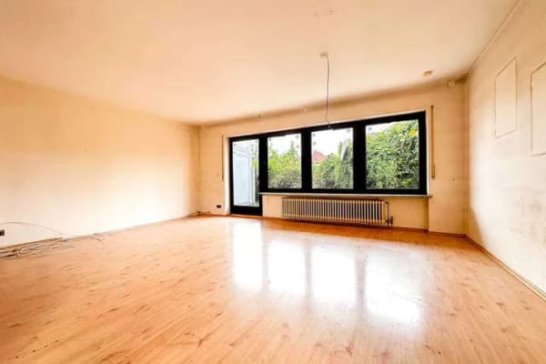 Immobilie in Poxdorf - Doppelhaushälfte mit Balkon, Garten und umfassendem Modernisierungsbedarf - Bild 2