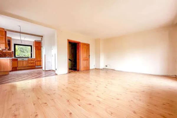 Immobilie in Poxdorf - Doppelhaushälfte mit Balkon, Garten und umfassendem Modernisierungsbedarf - Bild 3