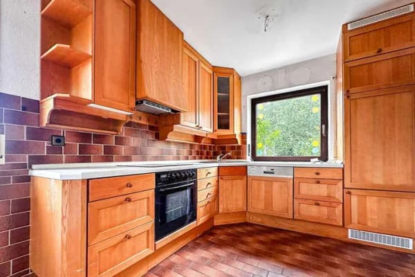 Immobilie in Poxdorf - Doppelhaushälfte mit Balkon, Garten und umfassendem Modernisierungsbedarf - Bild 4