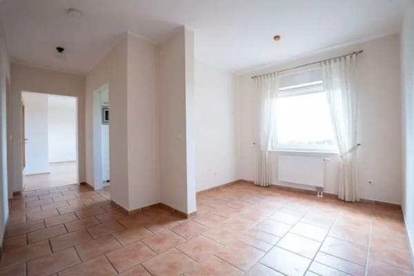 Immobilie in Heuerßen - Fernblick inklusive: Gepflegte 3,5-Zimmer-Eigentumswohnung mit Balkon, Aufzug & EBK - Bild 2