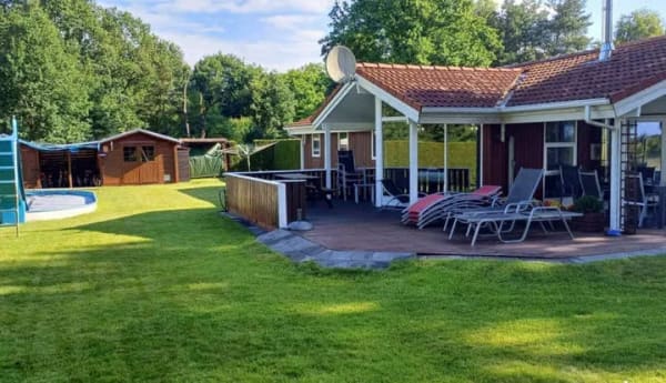 Immobilie in Lindow (Mark) - Bungalow-Ferienhaus mit angelegtem Gartengrundstück, Pool beheizbar, finnische Grill-Kota, Sauna, Kamin-Ofen, Parkplätze, viele komfortable weitere Ex - Bild 0
