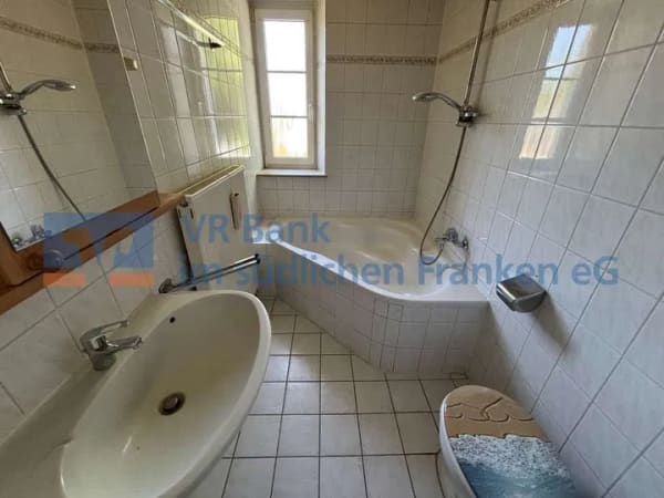 Immobilie in Feuchtwangen - Zweifamilienhaus mit zwei Wohneinheiten und Ausbaupotenzial - Bild 2