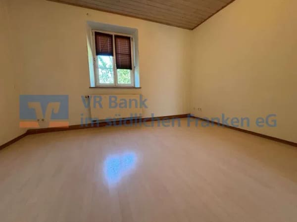 Immobilie in Feuchtwangen - Zweifamilienhaus mit zwei Wohneinheiten und Ausbaupotenzial - Bild 4